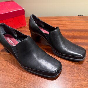 Aerosole Black Leather Women's heel Size 7.5, (Strut Feeling) NWT